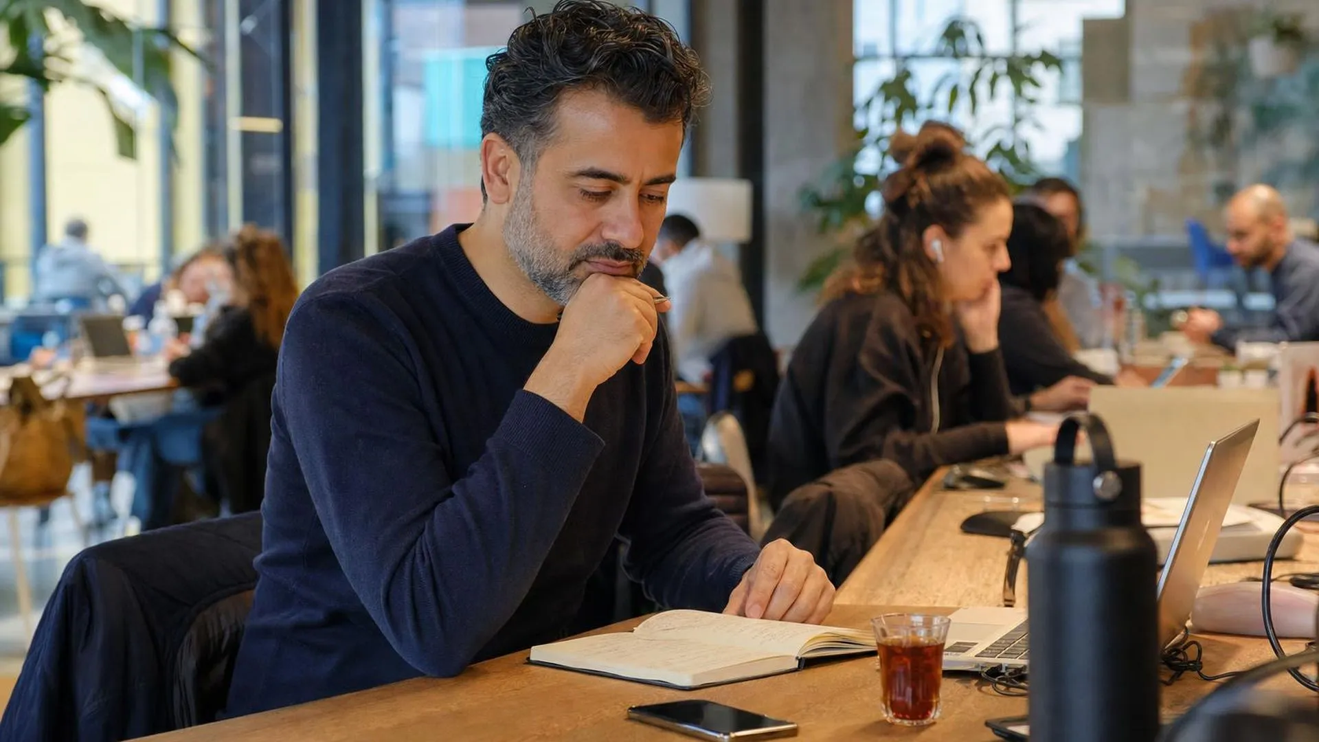 Medewerker nadenkt over motivatie en drijfveren op het werk