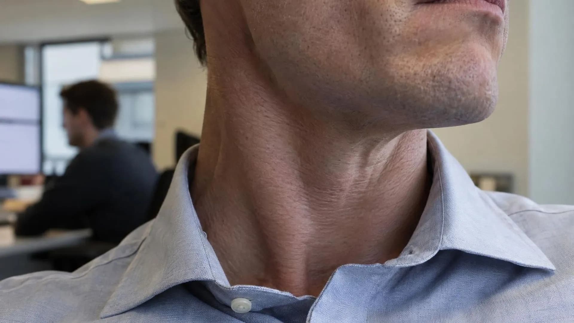 Close-up van een gespannen kaak en nek, een lichamelijk signaal van verhoogde bloeddruk door stress