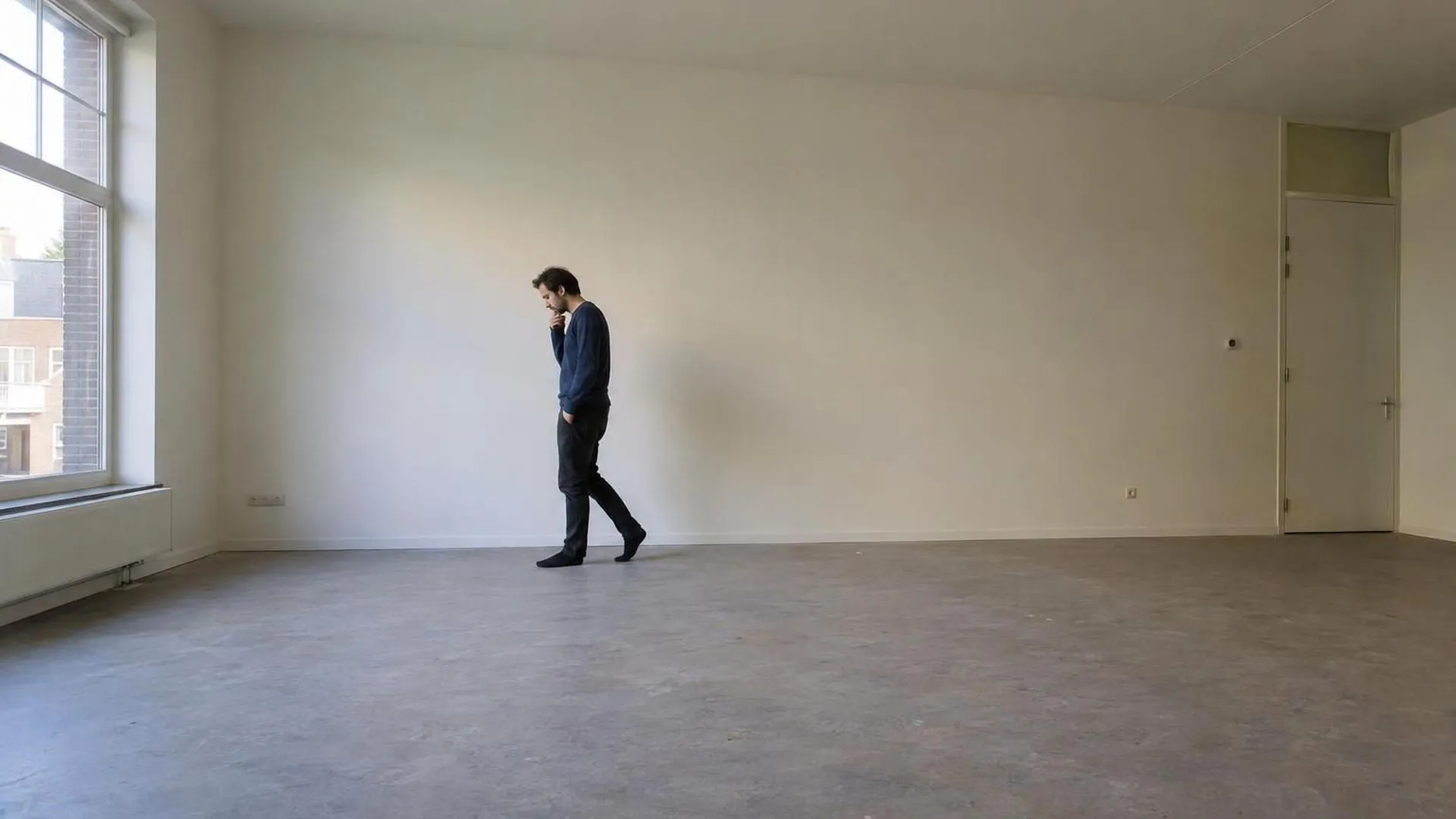 Een klein figuur dat ijsbeert in een grote, verder lege ruimte
