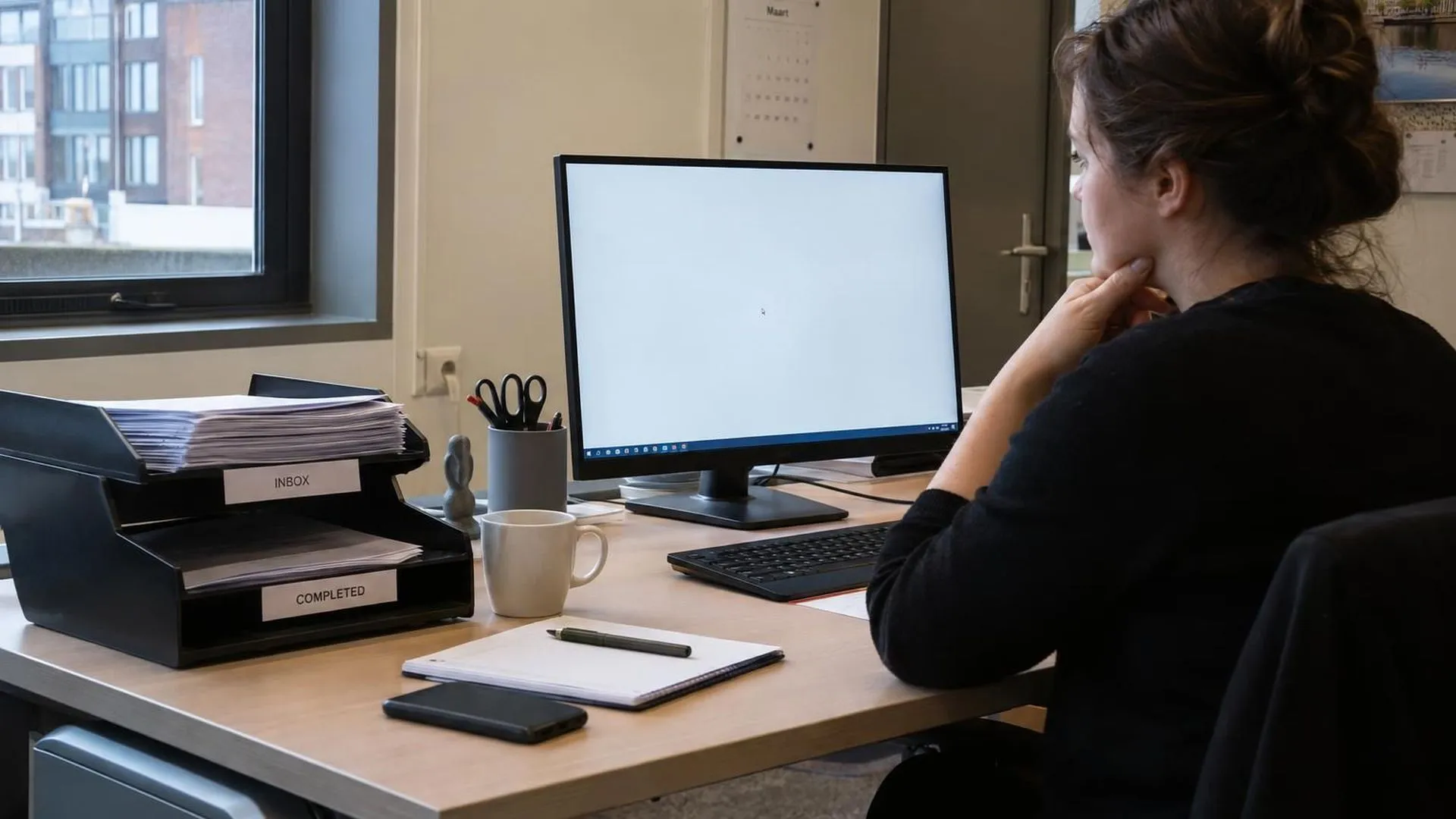 Een opgeruimd bureau met een volledig afgewerkt bakje en een onaangeroerde inbox.