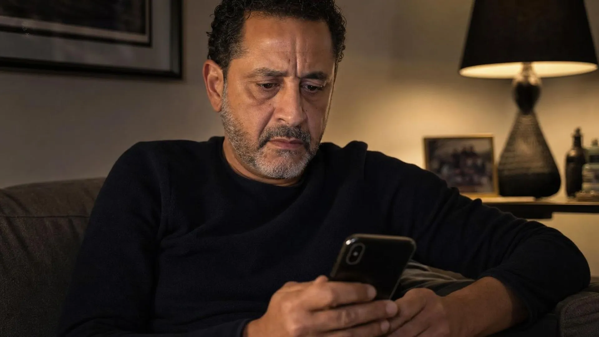 Persoon die gespannen naar zijn telefoon kijkt uit angst niet teruggebeld te worden