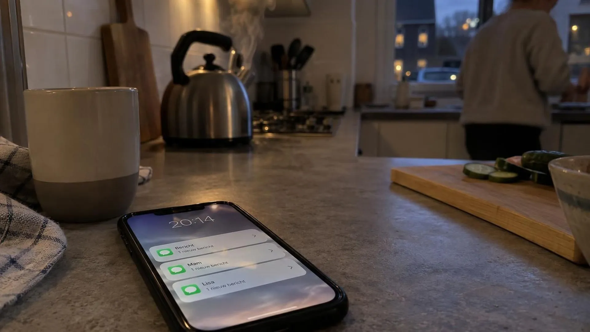 Een telefoon op het aanrecht toont drie ongelezen berichten op een rij, een ketel stoomt wazig op de achtergrond.