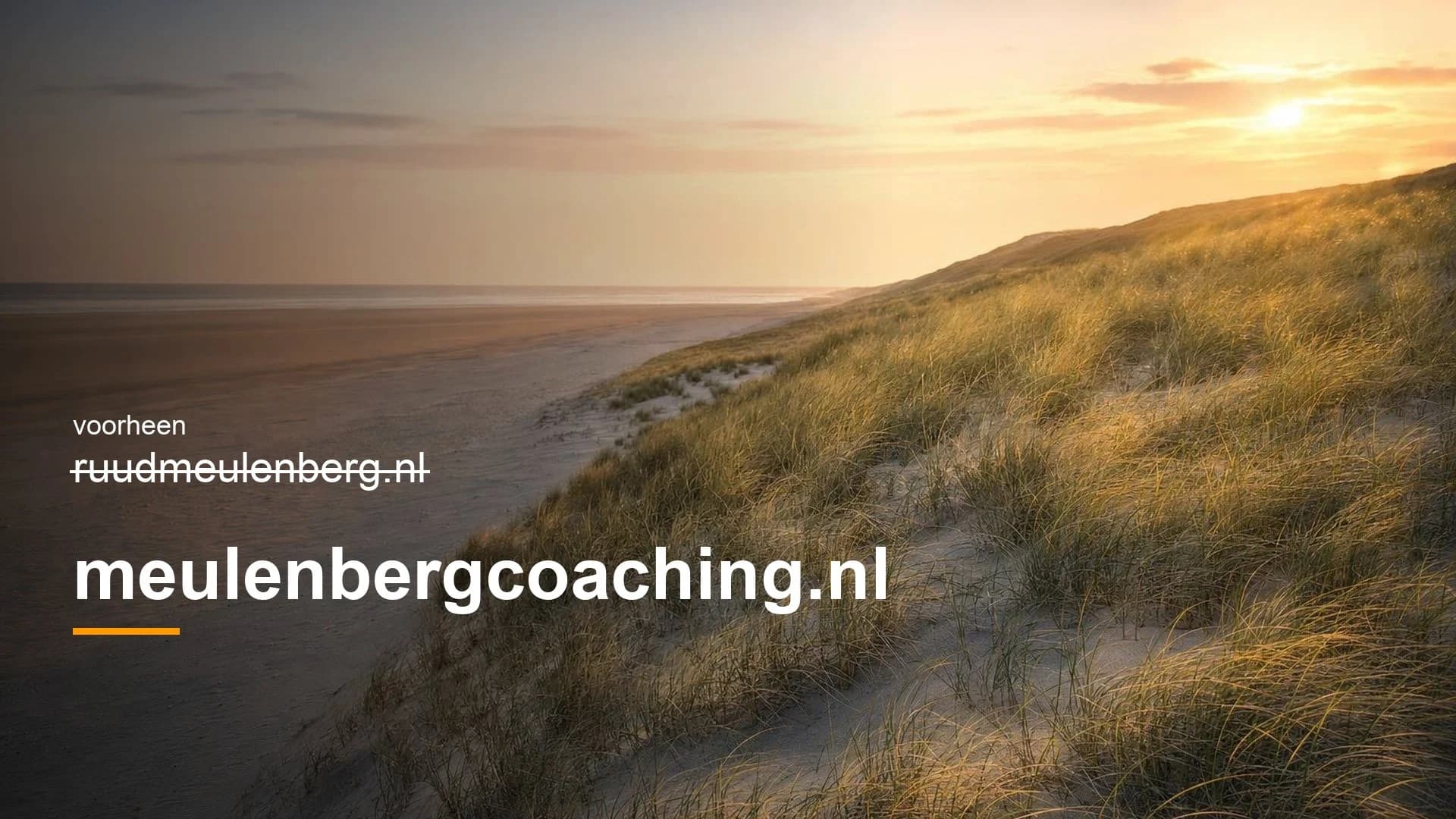 Rustig Nederlands duinlandschap bij zonsopkomst met de tekst 'voorheen ruudmeulenberg.nl' doorgestreept en daaronder 'meulenbergcoaching.nl' als nieuwe website-naam