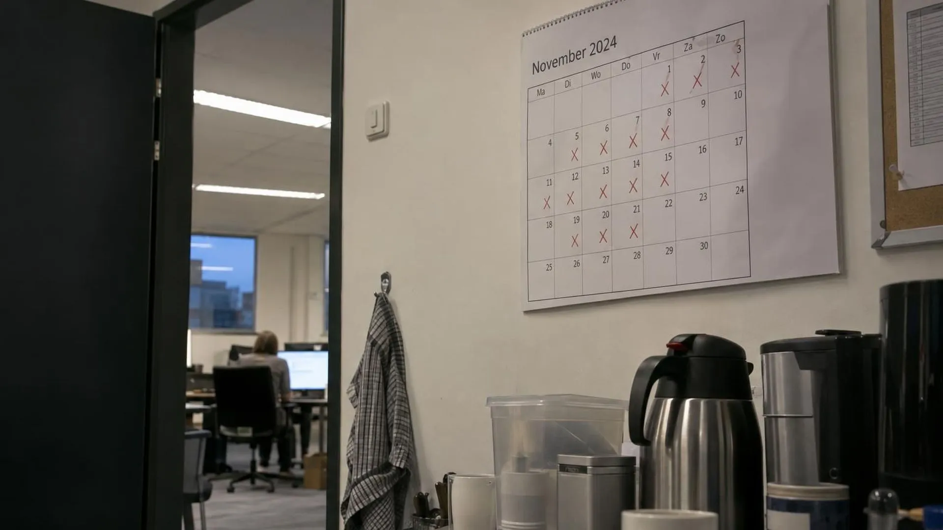 Prikbordkalender in een kantoor vol rode kruisjes voor ziekmeldingen, symbool voor het oplopende verzuim