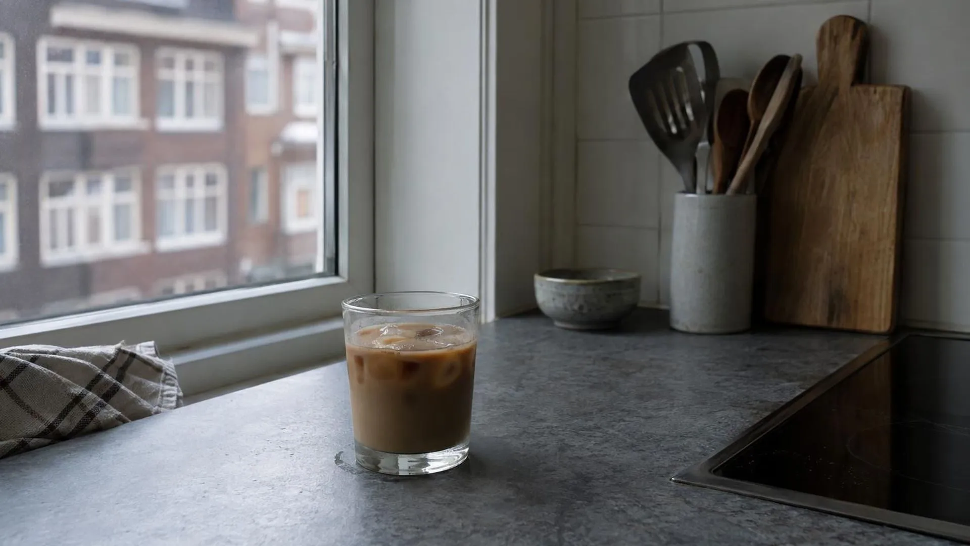 Koude kop koffie op het aanrecht in het ochtendlicht, na een nacht piekeren