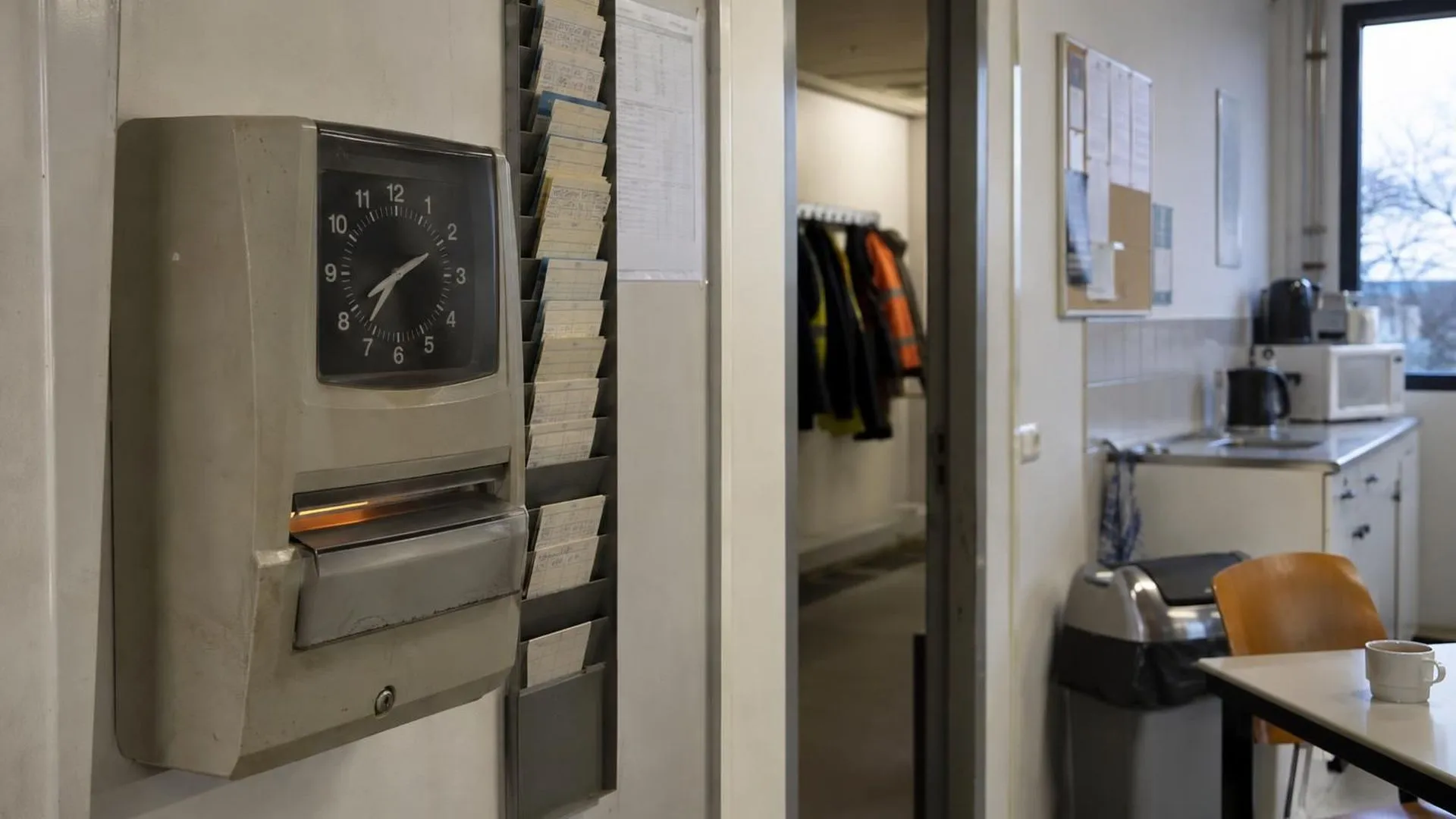 Ouderwetse prikklok in een pauzeruimte, symbool voor de groeiende groep werknemers met burn-outklachten