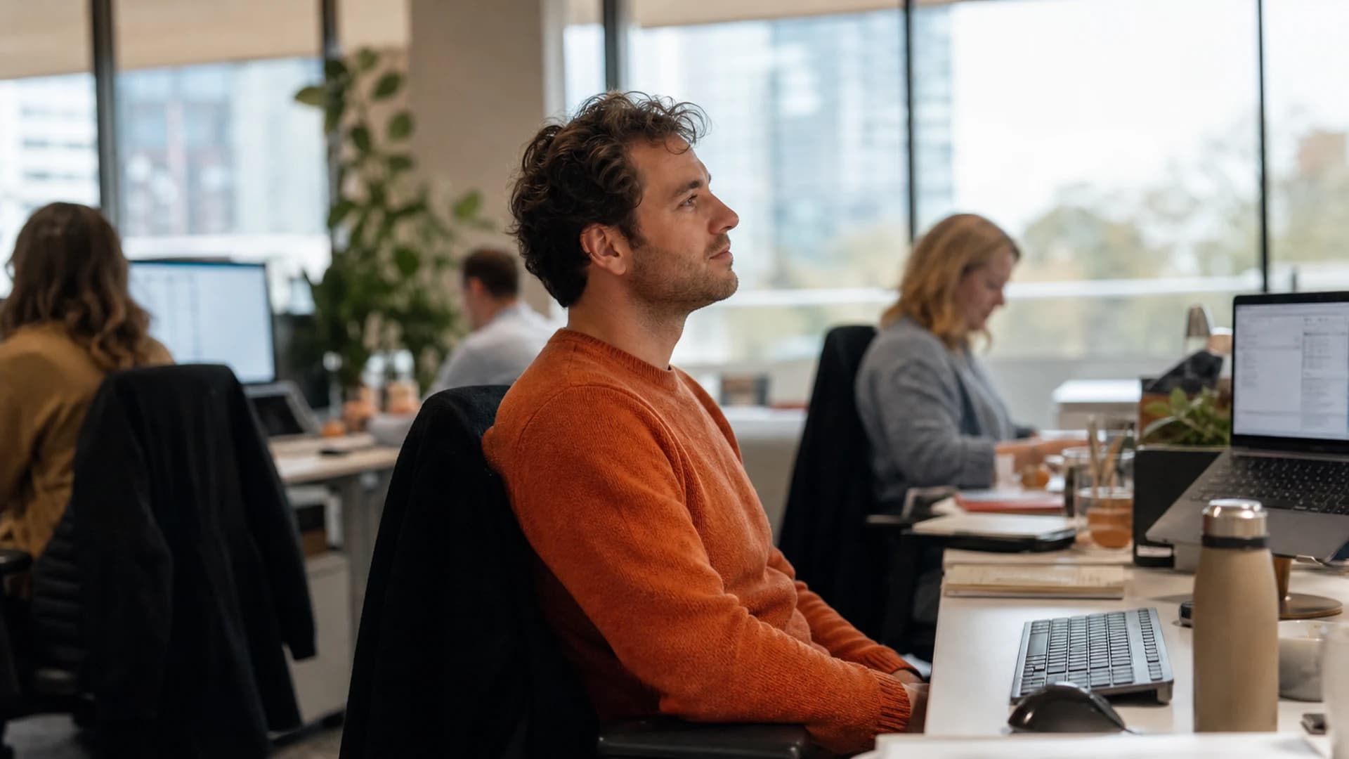 Werknemer neemt een rustig moment tijdens de werkdag nu burn-outklachten volgens de NEA 2025 verder stijgen